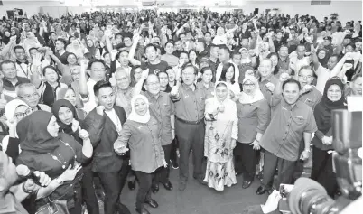  ??  ?? ABANG JOHARI (tengah) dan isteri Datin Patinggi Dato Juma’ani Tuanku Bujang bersama pemimpin negeri dan peserta Program Lan Berambeh Anak Sarawak 2017 melaungkan ‘ohha!’ selepas sesi Santai Bersama Abang Jo di Dewan Tun Razak, PWTC Kuala Lumpur.