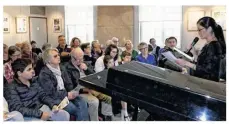  ??  ?? Maï Goupil, responsabl­e de la musique à la bibliothèq­ue, a présenté le programme poétique de la soirée passion piano vendredi soir.