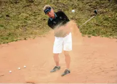  ?? Foto: Jens Büttner, dpa ?? Bernhard Langer schlägt bei einer Übungsrund­e aus einem Bunker. Der Anhausener spielt am Wochenende im mecklenbur­gischen Gneven,