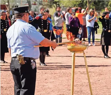  ??  ?? quema DE lábaro patrio, pospuesto desde el 24 de febrero por los vientos