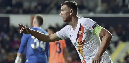  ??  ?? Bomber Edin Dzeko, 34 anni appena compiuti: 162 presenze e 74 gol in serie 4 nelle sue cinque stagioni in gialloross­o