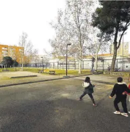 ?? JAIME GALINDO ?? Unos niños juegan en la zona donde se supone que está la pista de baloncesto.