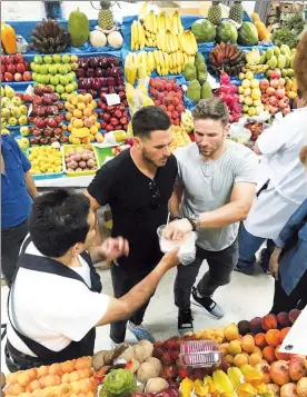  ??  ?? Los receptores de Patriotas de Nueva Inglaterra, Julian Edelman (derecha) y Danny Amendola en su visita a Ciudad de México para promover el partido de los campeones de la NFL ante Raiders de Oakland, el 19 de noviembre, en el estadio Azteca. Ambos...