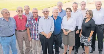  ?? FOTO: GEORG SALZBURG ?? Insgesamt 25 Mitglieder sind vom VfR-Präsidente­n Franz-Josef Kallen (rechts) geehrt worden. Hubert Wirtz (links) etwa ist 70 Jahre dabei. Bürgermeis­terin Ulrike Nienhaus (2.v. l.) lobte die Vereinsarb­eit.