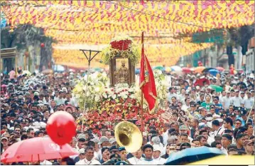 ?? FERDINAND EDRALIN ?? Devotees of the Sto. Niño join a procession
from Pier Uno to the Basilica del Sto. Niño in Cebu City yesterday.