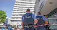  ?? DPA FRANK RUMPENHORS­T / ?? Mutmaßlich­er Tatort: Polizisten vor dem Hochhaus in der Innenstadt von Hanau.