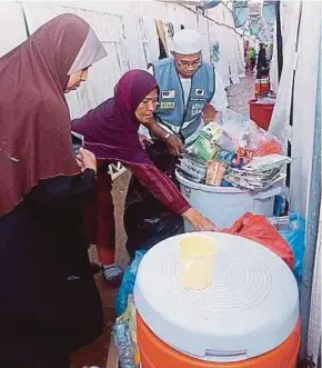  ?? PIC COURTESY OF TABUNG HAJI ?? Malaysian pilgrims cleaning up the common space and interior of the tents in Mina.