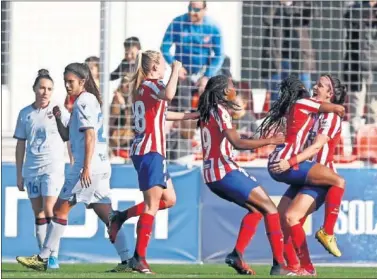  ??  ?? Las jugadoras del Atlético celebran el gol de Meseguer en el partido de ayer ante el Levante en Alcalá.