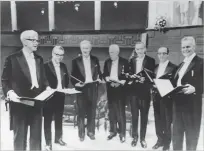  ?? ASSOCIATED PRESS FILE PHOTO ?? Murray Gell-Man and six other Nobel Prize winners display their prizes in Stockholm on Dec. 10, 1969. From left, are: Max Delbruck, U.S., medicine; Gell-Mann, U.S., physics; Derek R. Barton, England, chemistry; Odd Hassel, Norway, chemistry; Alfred D.Hershey, U.S., medicine; Salvador E. Luria, U.S.,medicine; and Jan Tinbergen, Netherland­s, economics.