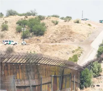  ??  ?? OBSTÁCULO. Es en la frontera que sufren el revés los migrantes, las férreas medidas de seguridad les impiden alcanzar el sueño americano y son deportados.