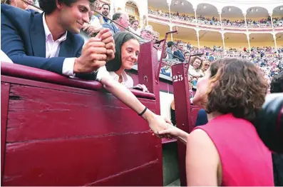  ?? JESÚS G. FERIA ?? Isabel Díaz Ayuso saluda a Victoria Federica en el callejón