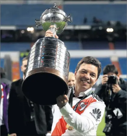  ?? / SERGIO PÉREZ (REUTERS) ?? Gallardo, con el trofeo de la Copa Libertador­es.