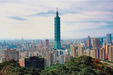  ?? Foto: Profimedia.cz ?? Taipei 101 Metropole Tchaj-pej je moderním velkoměste­m, v němž se odráží ekonomický úspěch Tchaj-wanu posledních dekád. Jeho středobode­m je 509 metrů vysoký mrakodrap Taipei 101. Země je nyní 22. největší ekonomikou světa.
