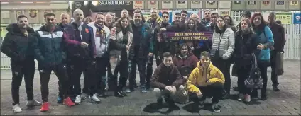  ??  ?? Apoyo contra el Valladolid Numerosos peñistas de la Peña Azulgrana Johan Cruyff de Arévalo y de otras peñas castellana­s, en el Camp Nou