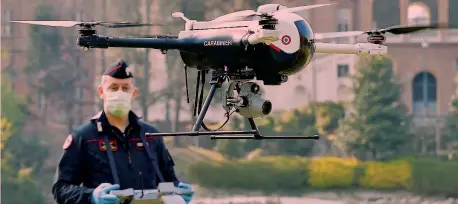  ?? ANSA ?? Un occhio dal cielo Da ieri a Torino i primi droni si sono levati in volo nei principali parchi della città per monitorare il rispetto dei divieti restrittiv­i
