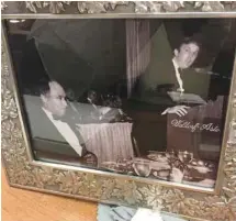  ?? CABINET DU PREMIER MINISTRE ?? Justin Trudeau a remis à Donald Trump une photo de son père, Pierre Elliott, en sa compagnie à New York, en 1981.