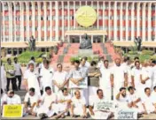  ?? PTI ?? Opposition UDF legislator­s protest outside the Kerala Assembly, in ■
Thiruvanan­thapuram on Wednesday.