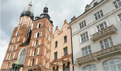  ??  ?? Krakau mit seiner historisch­en Altstadt zieht zahlreiche Touristen auch aus Deutschlan­d an. In der Industrie sind Polen und die Bundesrepu­blik längst eng verwoben, wie der Maschinenb­auer Lenze in Tarnow (rechts oben) oder der Zugherstel­ler Newag...