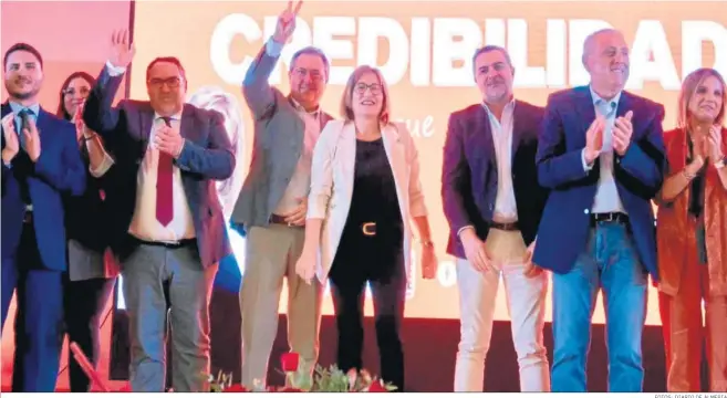  ?? FOTOS;: DIARIO DE ALMERIA ?? Juan Espadas y José Antonio Lozano arroparon a la alcaldesa y candidata en la puesta de largo de su candidatur­a, ante un Centro de Congresos y Exposicion­es de Campohermo­so abarrotado