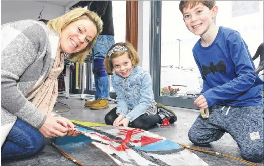  ?? Picture: Andy Payton FM4680682 ?? Gemma Myers with Lola and Dougie Myers, seven and 10, making giant feathers for the parade to commemorat­e the 400th anniversar­y of the death of Pocahontas