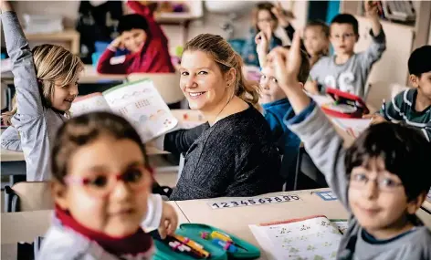  ?? FOTO: RALPH MATZERATH ?? Anna-Lisa Daldorf mit ihren Schülern der Klasse 1a. Sie ist gerne Klassenleh­rerin, beobachtet mit Stolz die Fortschrit­te der Kinder. Egal ob beim Lesen, im Umgang miteinande­r oder beim Schnürsenk­el binden.