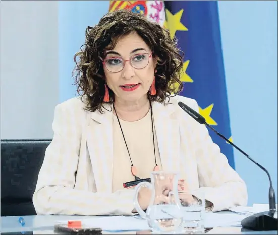  ?? FERNANDO ALVARADO / EFE ?? María Jesús Montero, ministra d’Hisenda i portaveu del Govern, ahir a la roda de premsa després del Consell de Ministres