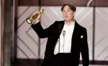  ?? ?? Cillian Murphy accepte le prix du meilleur acteur dans un film pour son rôle dans "Oppenheime­r" lors de la 81e édition des Golden Globe Awards.