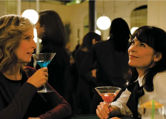  ?? PHOTO COURTOISIE, AXIA FILMS ?? Les actrices Anne Dorval et Karin Viard dans une scène de la comédie dramatique Jalouse, qui a été tournée à Paris l’an passé.
