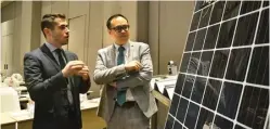  ?? DWI WAHYUNINGS­IH/JAWA POS ?? ENERGI TERBARUKAN: Ivan Bezares (kiri) dan Anthony Utomo melihat panel surya di sela acara focus group discussion kemarin.