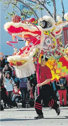  ?? Foto: Profimedia.cz ?? Číňané v New Yorku Příslušníc­i čínské menšiny slaví lunární nový rok v ulicích newyorskéh­o Chinatownu.