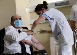  ?? (Photo AFP) ?? Le  mars dernier, le Premier ministre Jean Castex avait montré l’exemple en se faisant lui-même vacciner avec le controvers­é Astrazenec­a.