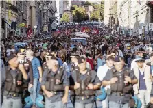  ?? Ansa/LaPresse ?? Dopo l’intervento La polizia in testa al corteo e, a destra, i rifugiati dopo lo sgombero