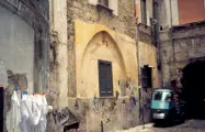  ??  ?? L’impronta Vico Piscicelli dove sorgeva l’arco a sesto acuto