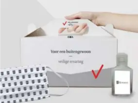  ?? FOTO RR ?? Het ‘safetykit’ van Hillewaere, met handgel en mondmasker­s met het logo van de makelaar.