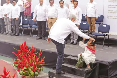  ??  ?? El presidente Andrés Manuel López Obrador saluda a un niño originario de Chiapas, antes del Ritual de anuencia a la Madre Tierra para construir el Tren Maya.