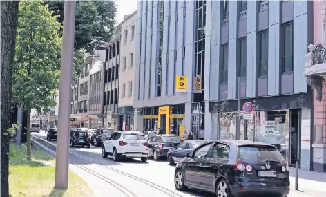  ??  ?? Die Kunden des neuen Postbank Finanzcent­ers am Ostwall haben ein Problem: Sie können dort nicht parken, um beispielsw­eise ein schweres Paket abzuliefer­n. Eine Änderung ist nicht in Sicht. Die Stadt ist vom Umfang der Postangebo­te an dieser Stelle...