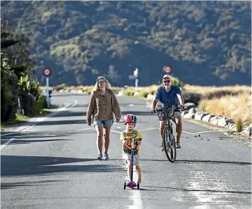  ?? BRADEN FASTIER/ STUFF ?? Pic Picot with Anthea Whitlock and Claude Watson, 6, get out and about in Marahau during the level four lockdown.