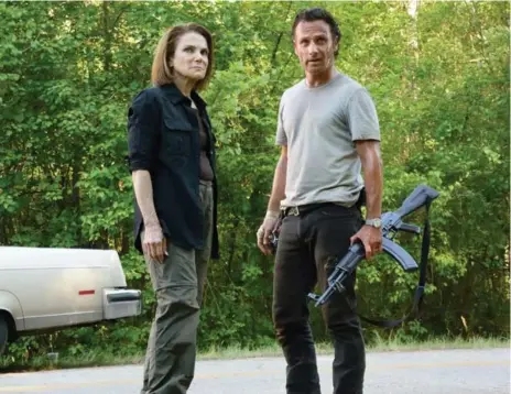  ?? GENE PAGE/AMC ?? Tovah Feldshuh as Deanna Monroe and Andrew Lincoln as Rick Grimes in the Season 6 premiere of The Walking Dead.