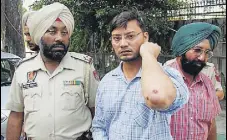 ?? SAMEER SEHGAL/HT ?? Victim Subash showing his injuries after he was looted in Amritsar on Tuesday.