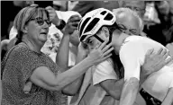  ?? ERIC GAILLARD / REUTERS ?? Elia Viviani of Italy celebrates with his parents on Monday.