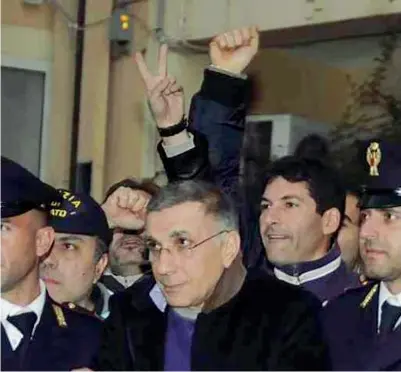  ?? ?? Dicembre 2011 L’arresto del boss Michele Zagaria, alle sue spalle Vittorio Pisani, allora capo della Squadra mobile di Napoli