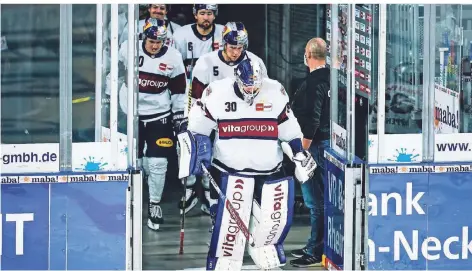  ?? FOTO: UWE ANSPACH/DPA ?? Die Tür steht offen: Wie hier beim Magenta-Sport-Cup-Spiel die Adler Mannheim werden alle 14 DEL-Teams im Dezember aufs Eis zurückkehr­en.