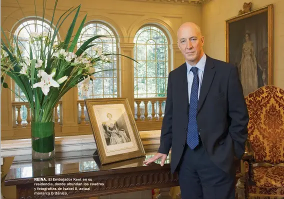  ??  ?? REINA. El Embajador Kent en su residencia, donde abundan los cuadros y fotografía­s de Isabel II, actual monarca británica.