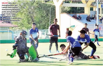  ??  ?? SALAH satu aksi menghasilk­an gol Lahad Datu ketika menentang Beaufort pada pertanding­an hoki lelaki Saga di Stadium Hoki Sandakan. Lahad Datu menang perlawanan itu 7-0.