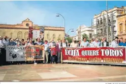  ?? JAIME RUIZ PIGNE ?? Varias pancartas presidiero­n la concentrac­ión en la Plaza de España de Écija.