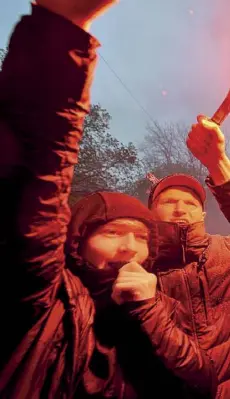  ??  ?? Allarme
Tifosi inglesi scatenati prima del match tra Liverpool e Roma