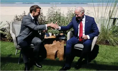  ??  ?? Tête-à-tête. Emmanuel Macron et Joe Biden au sommet du G7 de Carbis Bay (Angleterre), le 12 juin. Pour sortir leurs pays de la crise engendrée par la pandémie, les deux hommes ont en commun d’ouvrir en grand le robinet de la dépense.