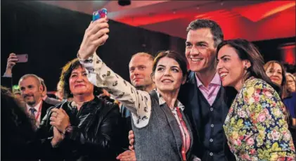  ?? / PATRICIA DE MELO (AFP) ?? Sánchez se hace una fotografía en el Congreso de los socialista­s europeos en Lisboa.