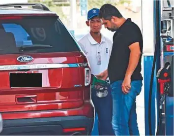  ?? Ahmed Kutty/Gulf News ?? The new refuelling options were first introduced at select stations in April, with some queues being dedicated to self-service customers.