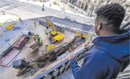  ?? Zowy Voeten ?? Vista de las obras en Urgell con Consell de Cent, desde el balcón de Daniel Suurland, vecino de una finca con grietas en el vestíbulo.